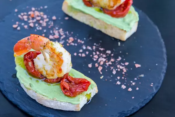 Nahaufnahme von Garnelen-Tapas mit Avocado und getrockneten Tomaten beim Restaurant Q11, Pollença