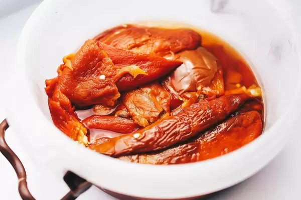 Nahaufnahme von gegrilltem, rotem Paprika