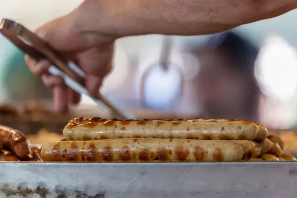 Nahaufnahme von gegrillten Wursten auf einem Grill