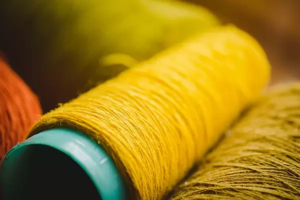 Nahaufnahme von gelbem Garn auf der Rolle