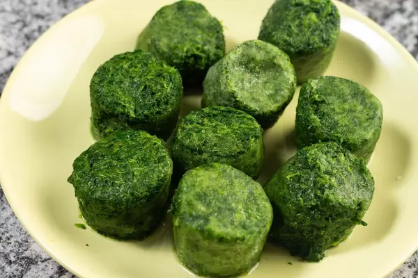 Nahaufnahme von genussfertigem, tiefgekühltem Rahmspinat für vitaminreiche Ernährung