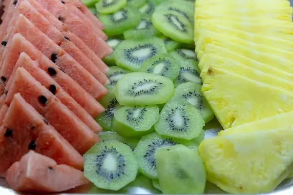 Nahaufnahme von geschnittenen Früchten - Kiwi, Ananas und Wassermelone