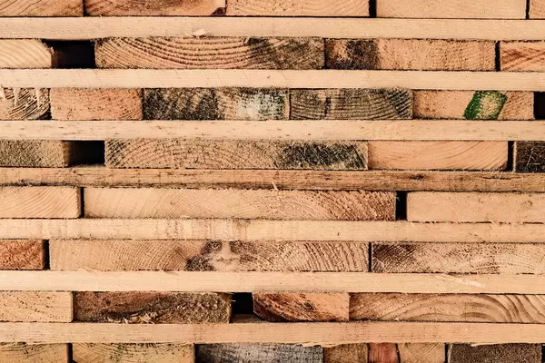 Nahaufnahme von gestapelten Holzbrettern in einem Sägewerk