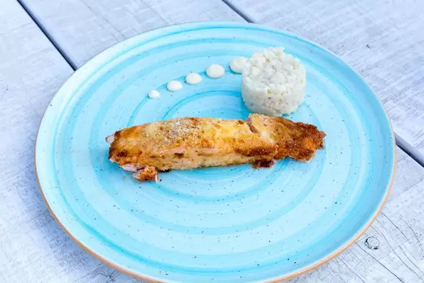 Nahaufnahme von gratiniertem Lachs mit Reis und Wasabi-Mayonnaise