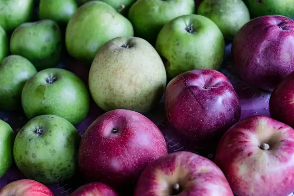 Nahaufnahme von grünen und roten Äpfeln