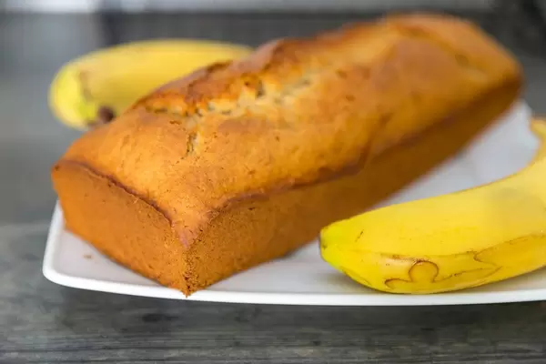 Nahaufnahme von hausgemachtem knusprigem Bananenbrot auf einem weißen Teller