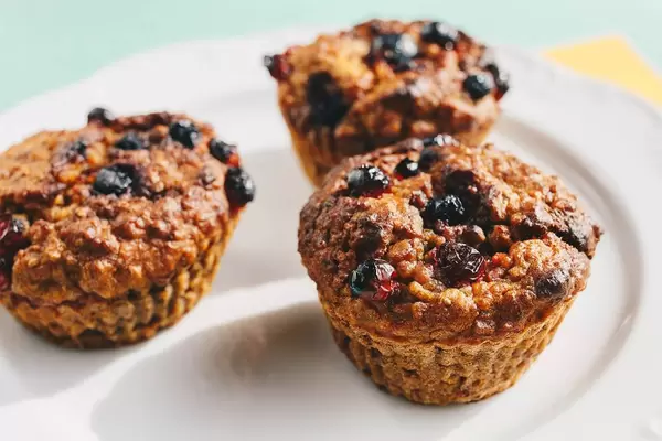 Nahaufnahme von hausgemachten Muffins mit Waldbeeren