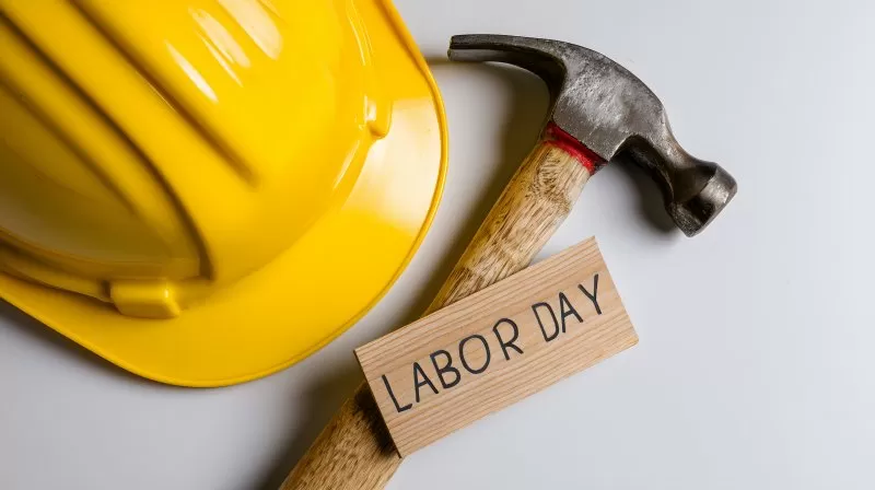 Nahaufnahme von Helm und Hammer mit Labor Day Schild