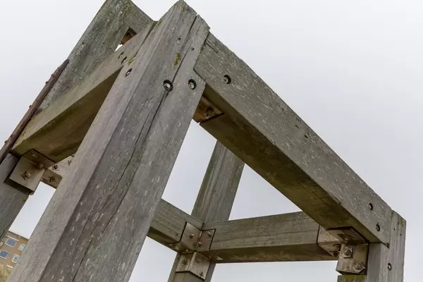 Nahaufnahme von Holzkonstruktion am Stand von Zandvoort in den Niederlanden