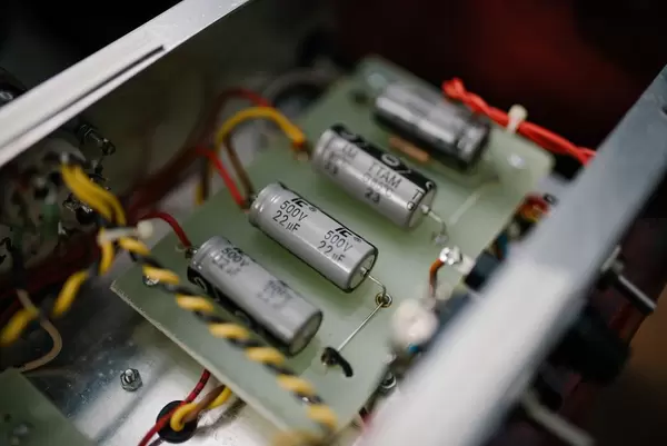 Nahaufnahme von Innenleben eines AMP mit Batterien, Drähten und Kontakten