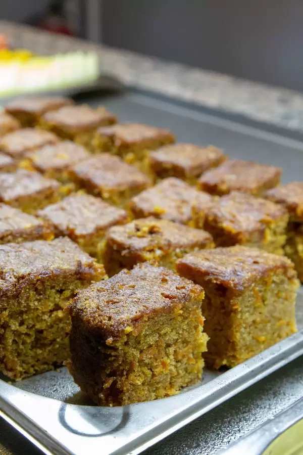 Nahaufnahme von Karottenkuchenstückchen