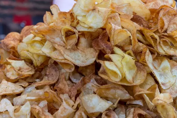 Nahaufnahme von Kartoffelchips am Rathausplatz