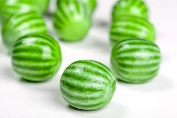 Nahaufnahme von Kaugummi in Wassermelonenform