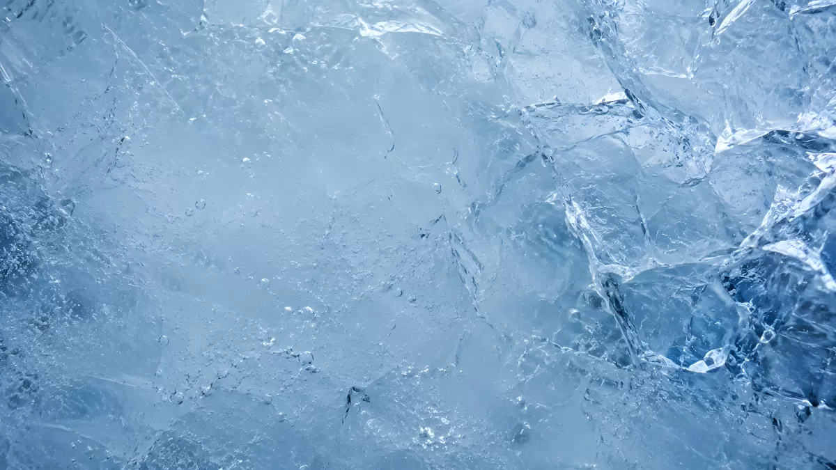 Nahaufnahme von klaren Eisstücken in Blautönen