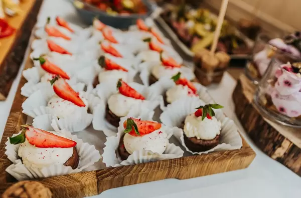 Nahaufnahme von kleinen Erdbeer-Cupcakes