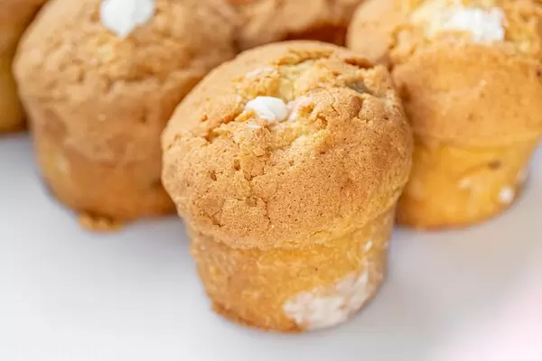 Nahaufnahme von kleinen Muffins gefüllt mit weißer Créme