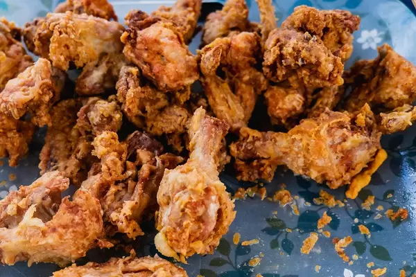 Nahaufnahme von köstlich frittierten Hähnchenschenkeln