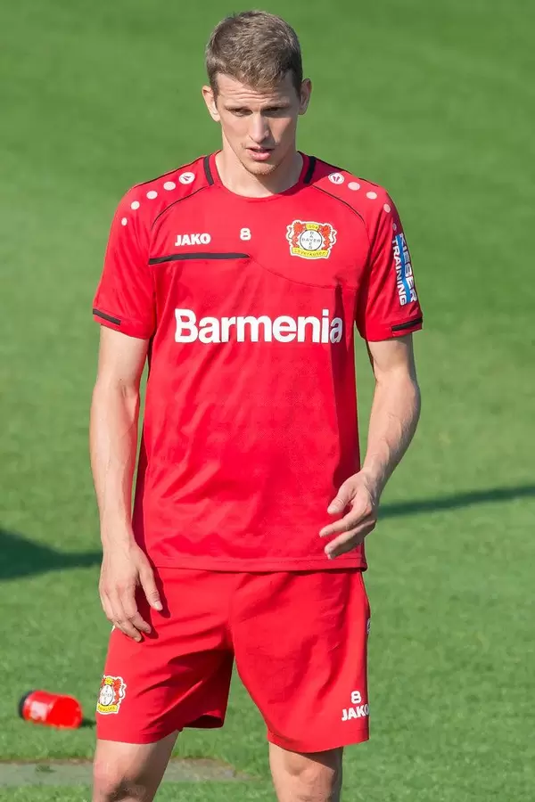 Nahaufnahme von Lars Bender in rotem Spielertrikot auf dem Fußballplatz