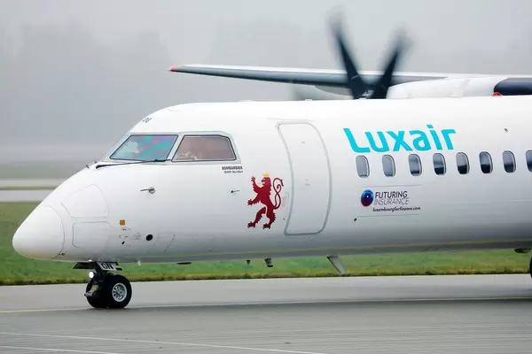 Nahaufnahme von Luxair Flugzeug am Flughafen München