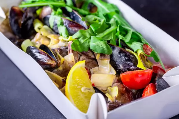 Nahaufnahme von Meeresfrüchtesalat mit Muscheln, Rucola und Gemüse