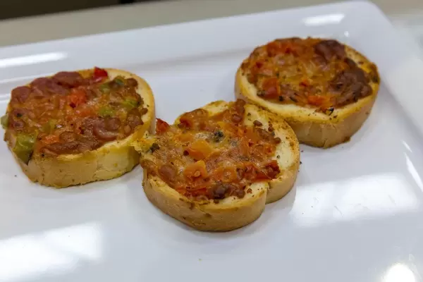 Nahaufnahme von Mini-Bruschette mit Käse, Salami und Paprika auf dem BarCamp in Bonn