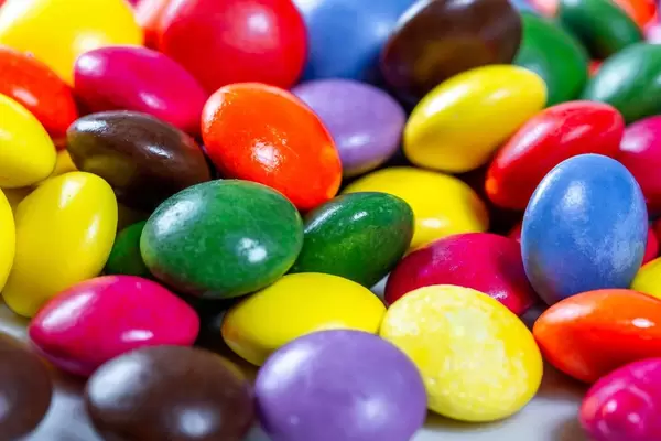 Nahaufnahme von mit bunter Glasur überzogenen Schokoladebonbons