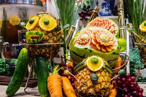 Nahaufnahme von niedlichen Früchte-Figuren und Lebensmittelkunst