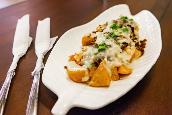 Nahaufnahme von Ofenkartoffeln mit Rahmsauce