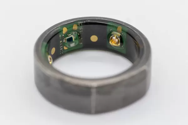 Nahaufnahme von Oura Ring: ein Wearable, das Gesundheitsdaten durch Sensoren sammelt