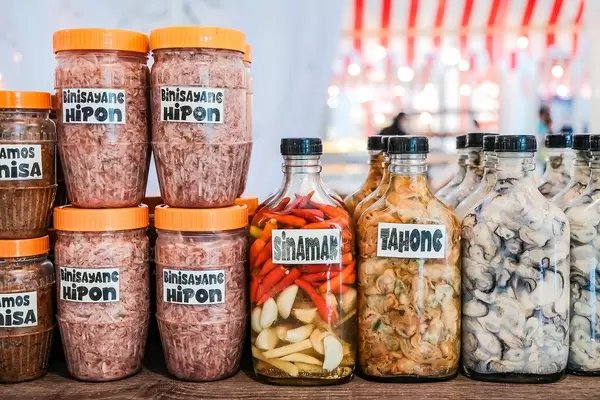 Nahaufnahme von philippinischen Vorspeisen in Gläsern und Flaschen