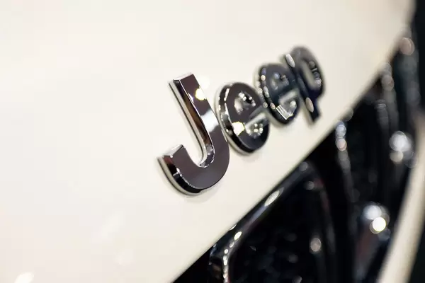 Nahaufnahme von "Jeep" Logo mit Bokeh auf weißem Hintergrund