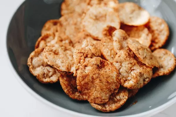 Nahaufnahme von Reis-Chips mit Paprika