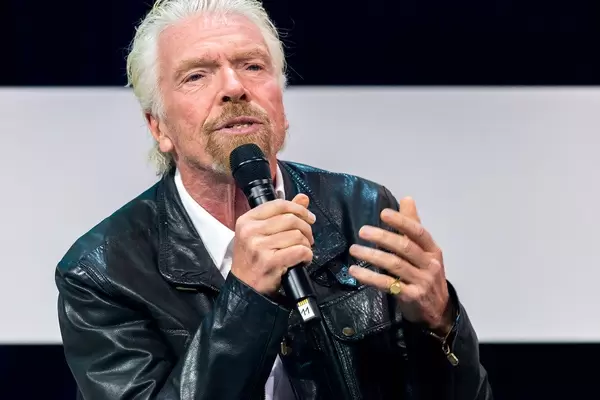 Nahaufnahme von Richard Branson ins Mikrophon sprechend