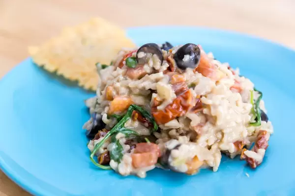 Nahaufnahme von Risotto mit getrockneten Tomaten