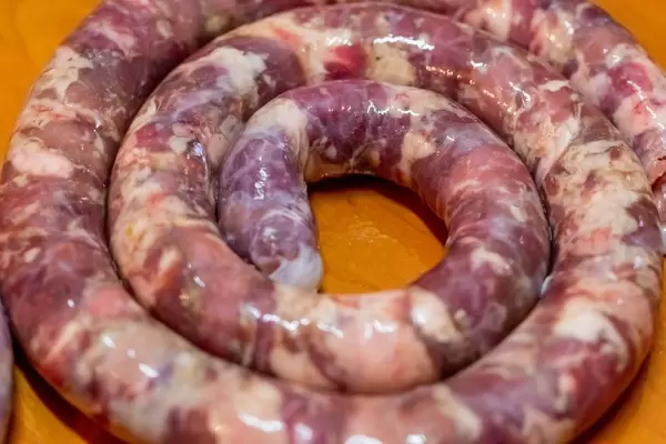 Nahaufnahme von roher, hausgemachter Wurst