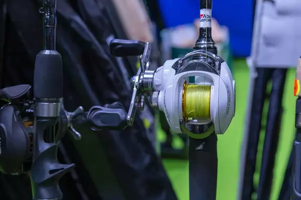 Nahaufnahme von Rolle einer Angelrute mit aufgewickelter Angelschnur