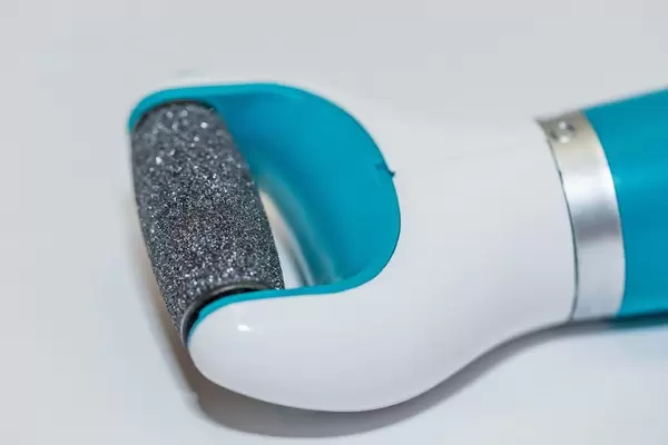 Nahaufnahme von Rolle einer Hornhautfeile für Pediküre vor weißem Hintergrund