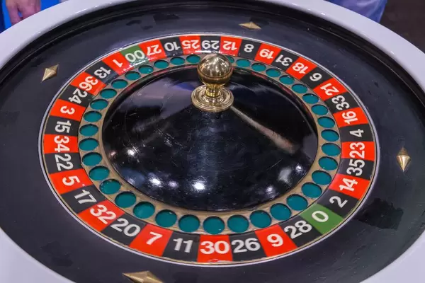 Nahaufnahme von Roulettescheibe wie für Glücksspiel in Casinos verwendet