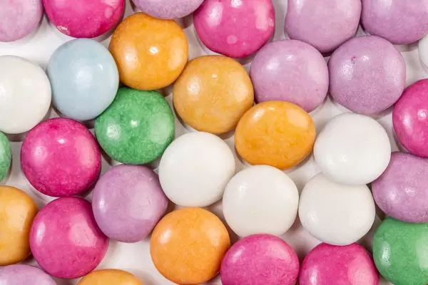 Nahaufnahme von runden bunten Schokoladen-Süßigkeiten