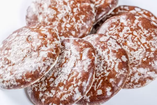 Nahaufnahme von runden Lebkuchen vor weißem Hintergrund