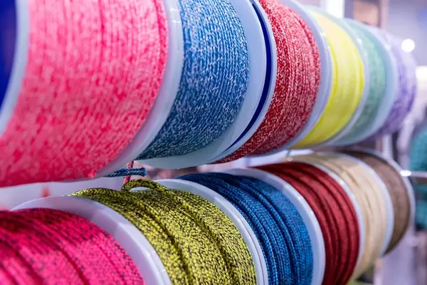 Nahaufnahme von Schiffstauen in unterschiedlichen Farben auf Rollen mit Schärfentiefe