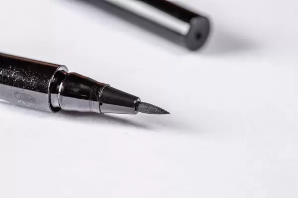 Nahaufnahme von schwarzem Eyeliner mit Präzisionsspitze für perfektes Augenmake-up