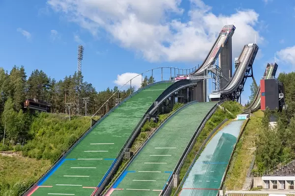 Nahaufnahme von Skisprungschanzen in verschiedenen Größen, während der Sommersaison in der finnischen Skischanzenanlage in Lahti