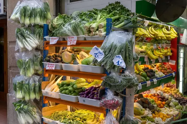 Nahaufnahme von spanischen Lebensmitteln in einem kleinen Supermarkt an der Carrer de Joaquín Costa in Barcelona