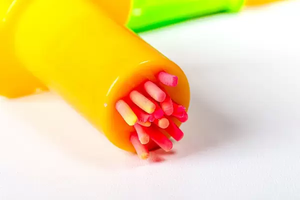 Nahaufnahme von Spielzeug: Gebäckspritze und Teig