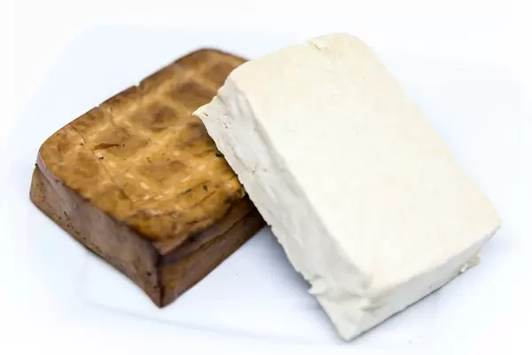 Nahaufnahme von Tofu und Räucher-Tofu