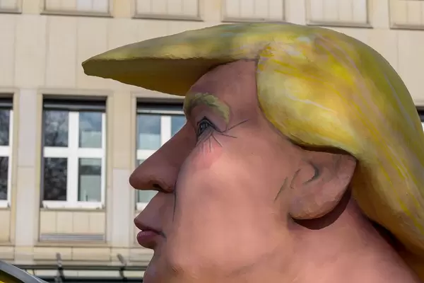 Nahaufnahme von Trumps Gesicht auf dem Wagen - Kölner Karneval 2018