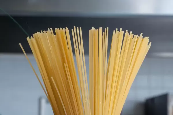 Nahaufnahme von ungekochten Spagetti