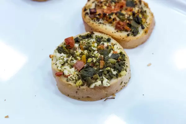 Nahaufnahme von vegetarischen Mini-Bruschette mit Feta-Käse, Spinat und Tomatenwürfel auf dem BarCamp in Bonn