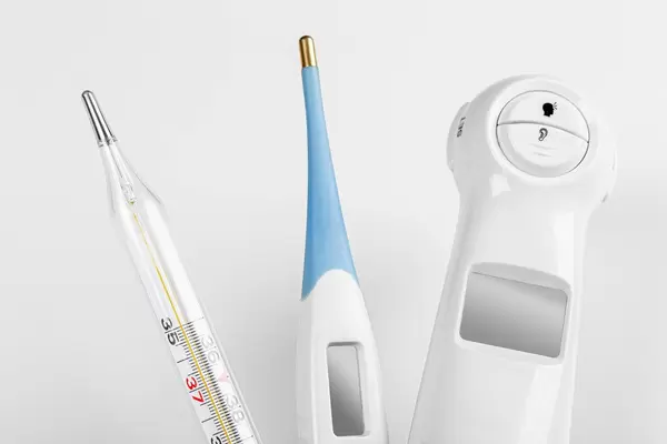 Nahaufnahme von verschiedenen Arten eines Thermometers um die Körpertemperatur eines Patienten zu messen